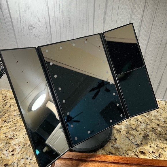 Weily fold out make up mirror - Picture 5 of 15